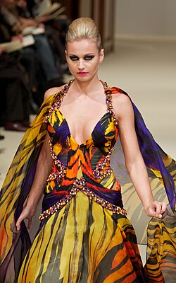 Modelo en un desfile de alta costura