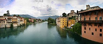 Vista panorámica de Bassano desde el Puente de los Alpinos