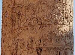 Escenas de relieve superpuestas que muestran la maestría técnica del monumento