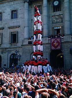 Castellers de Barcelona en la plaza de San Jaime en 2001
