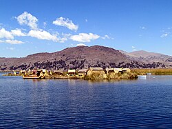 Islas flotantes creadas por urus en el lago Titicaca