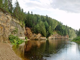 Acantilados de arenisca en el río Gauja