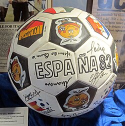 Balón de fútbol con la imagen de Naranjito, mascota de la Copa Mundial de Fútbol de 1982.
