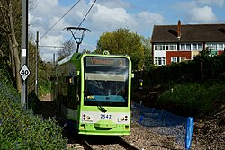 Tranvía de Tramlink circulando por las calles de Mitcham