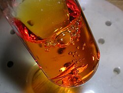Hilo de platino disolviéndose en agua regia