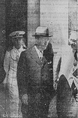Fotografía histórica de José Giral saliendo de Palacio Nacional