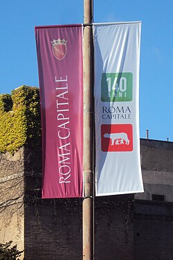 Carteles de celebración por el 140.º aniversario de la toma de Roma y por la institución de Roma Capitale.