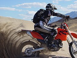 KTM Sport con neumático en dunas