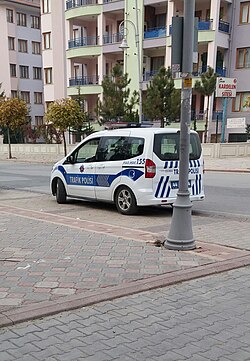 Automóvil rotulado de la policía de tránsito en Turquía.