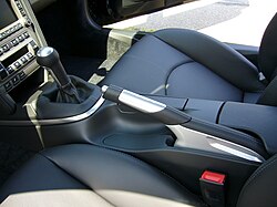 Palanca de freno de mano en el interior de un Porsche 911