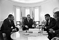 Encuentro entre el presidente Lyndon Johnson y líderes del movimiento por los derechos civiles en 1964.