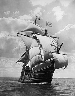 Réplica de la carabela Santa María de Cristóbal Colón navegando a vela.