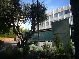 Fachada o logotipo representativo de Esade en su contexto institucional