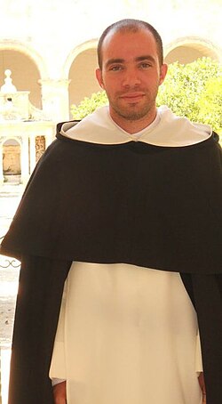 Religioso dominico con hábito blanco