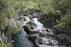 Vista panorámica de un tramo ancho y caudaloso del río