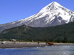 Volcán Lanín y el lago Tromen