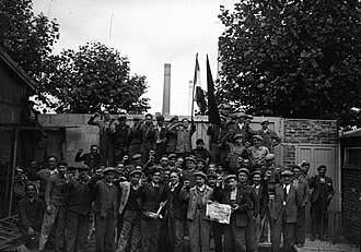 Huelguistas ocupando una fábrica metalúrgica en la banlieue de París durante la primavera de 1936.