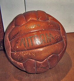 Balón de fútbol histórico expuesto en el museo