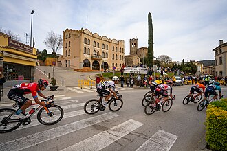Pelotón de ciclistas participando en la Volta a Cataluña