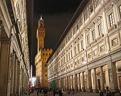 Vista nocturna de la Galería Uffizi y el Palazzo Vecchio