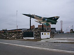 Monumento a avión militar de la guerra de las Malvinas