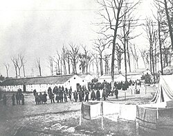 Fotografía histórica de prisioneros de guerra confederados en Camp Morton en 1864