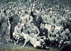 Vittorio Pozzo levanta el segundo Mundial de Italia