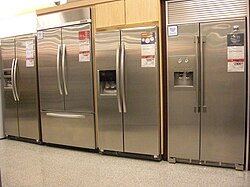 Refrigerador moderno como ejemplo de electrodoméstico de línea blanca