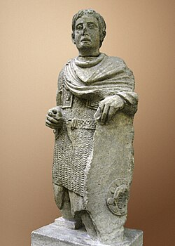 Estatua de un guerrero galo con elementos romanos