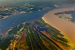 Encuentro de aguas del río Negro y el río Solimões