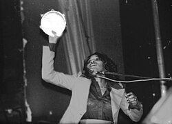 Gloria Jones actuando en directo junto a la banda en Glasgow en 1976