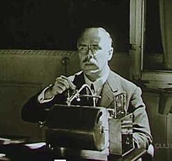 Fotografía de Tomás Navarro Tomás fechada en 1926.
