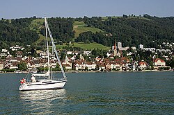 Vista de la ciudad vieja de Zug desde el lago