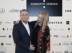 El diseñador Roberto Verino junto a Cristina Cifuentes en 2017