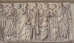 Detalle del friso que muestra la procesión del lado sur del Ara Pacis
