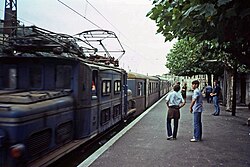 Tren de pasajeros en la estación de Deva