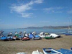 Barcas de recreo varadas en la playa de Torrenostra