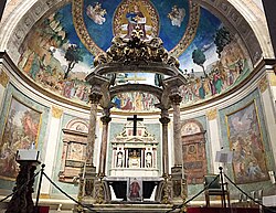 Altar mayor de la Basílica de la Santa Cruz de Jerusalén con sus elementos decorativos