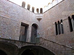Entrada a las exposiciones temporales por el Palau Finestres