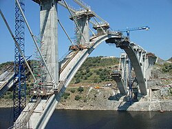 Construcción de un puente de hormigón sobre el río Almonte en España