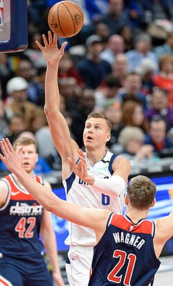 Kristaps Porziņģis durante un partido con los Dallas Mavericks