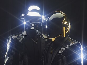 Daft Punk en 2013 con sus cascos característicos.