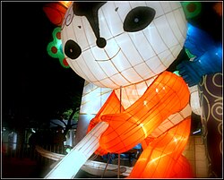 Mascota olímpica y jugadoras de hockey en Pekín 2008