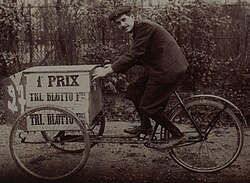 Georges Lorgeou en la carrera de triciclos de París en 1900