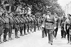 Infantería española y el general Mola.