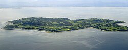 Fotografía panorámica de la isla Maillen frente al seno