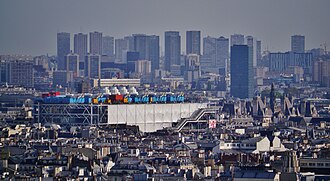Vista lejana del edificio del Centro Pompidou en París