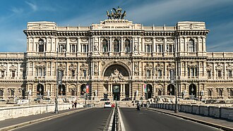 Vista general del Palacio de Justicia de Roma desde el Puente Umberto I