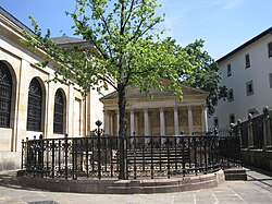 Árbol de Guernica y Tribuna de la Casa de Juntas