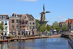 Vista panorámica de canales y arquitectura tradicional en Leiden